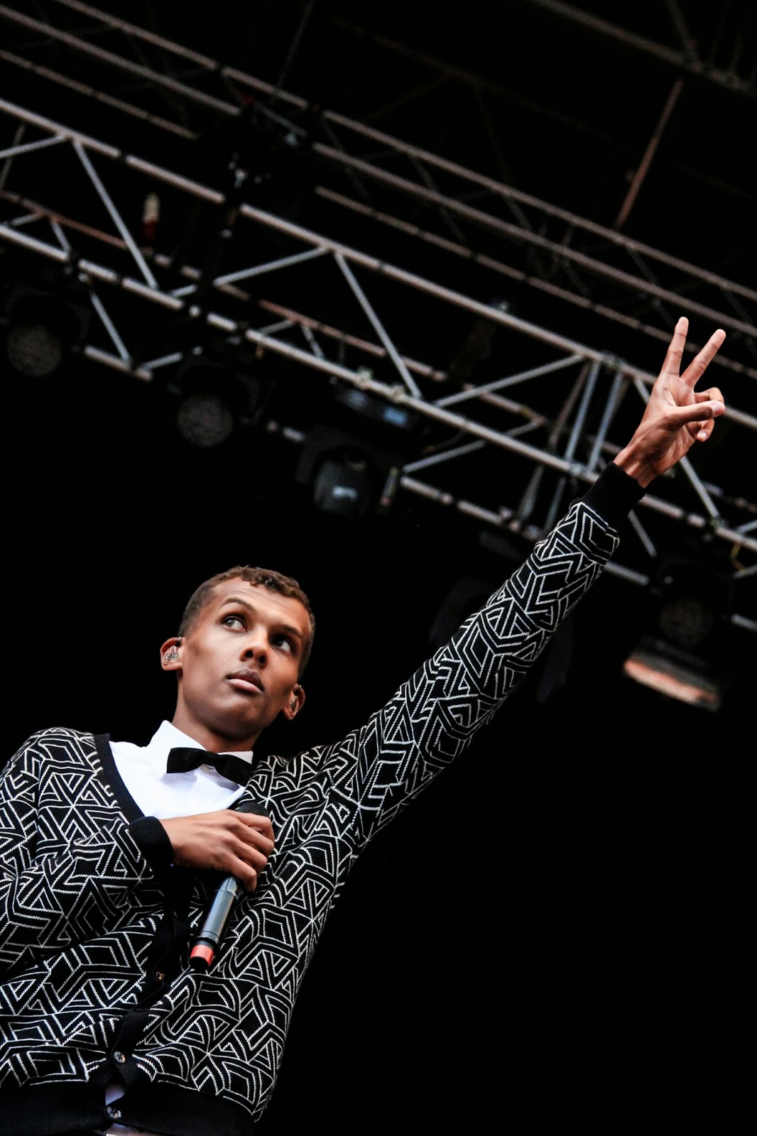 quel chanteur legendaire fait les choeurs sur la chanson reflektor